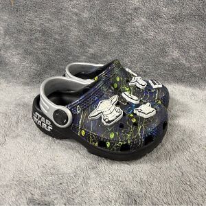 C6 Crocs Classic Star Wars Grogu Clogs Slip On with Jibitz Graffiti Print